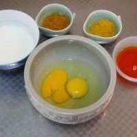 泰式咖喱虾,准备调蛋糊,这是做咖喱虾很关键的一部,有蛋糊的咖喱菜拌饭才香嘞~