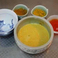 泰式咖喱虾,在鸡蛋里倒入250毫升的牛奶,再放入1小勺姜黄粉、2小勺咖喱粉、1大勺香椒油搅拌均匀。
