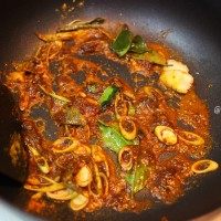 泰式咖喱虾,将咖喱膏、剩余的咖喱粉、姜黄粉放到炒锅里中小火翻炒出香味。