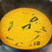 泰式咖喱虾,在锅中倒入250毫升的椰浆和清水煮沸。