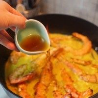 泰式咖喱虾,倒入2大勺鱼露,这道菜不放盐,咸味都来自鱼露。 适量调入白砂糖,多少自己来掌握,每个人的口味各异。调好味后盖上锅盖中小火焖5分钟。