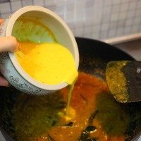 泰式咖喱虾,转中小火,在锅中的咖喱里倒入调过的咖喱蛋液。