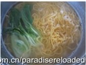 红烧大排面,面煮熟了后捞起,加葱花和大排
