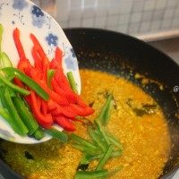 泰式咖喱虾,倒入青红椒丝炒熟,如果觉得汤汁不够浓稠可以加入适量的水淀粉调一下。