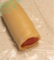 西瓜饼干。,将草莓面团包裹好,冷冻备用。