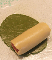 西瓜饼干。,抹茶面团同样擀成薄片,表面刷蛋白液包裹上草莓和原味面团。用保鲜膜包裹好冷藏过夜。