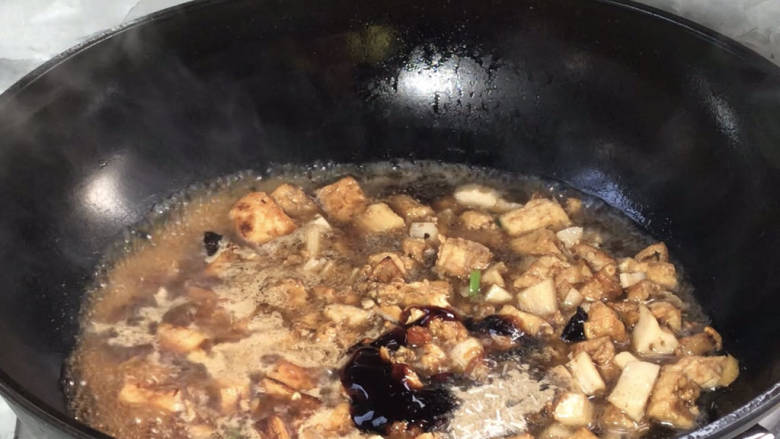 豆腐卤面,加入适量清水,放入所有的调料拌匀,煮沸至入味