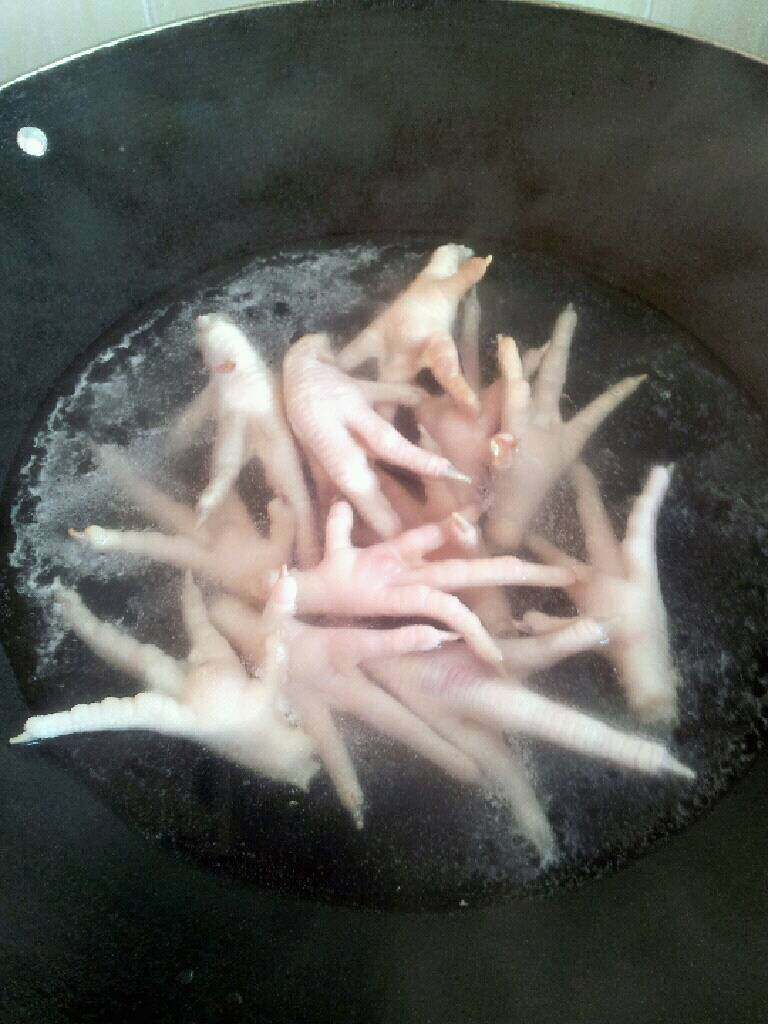 鸡脚烧鹌鹑蛋,鸡脚下开水焯一下，捞出过凉水