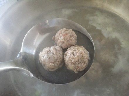 萝卜汆羊肉丸子,烧水，将肉丸子放入锅中。