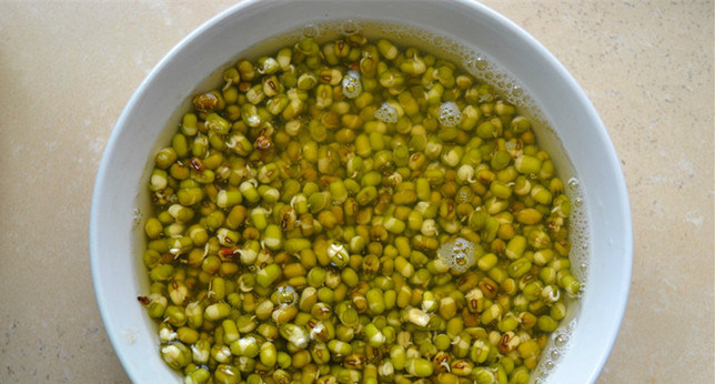 自发豆芽,<a style='color:red;display:inline-block;' href='/shicai/ 453'>绿豆</a>提前泡发