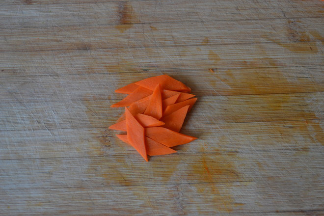 自发豆芽,<a style='color:red;display:inline-block;' href='/shicai/ 2559'>红萝卜</a>切成棱形块