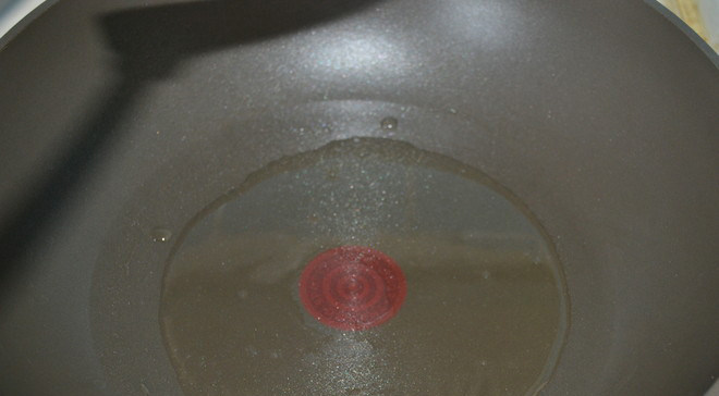 自发豆芽,锅里倒油，烧热