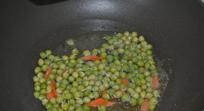 自发豆芽,<a style='color:red;display:inline-block;' href='/shicai/ 148'>豌豆</a>和红萝卜入锅爆香