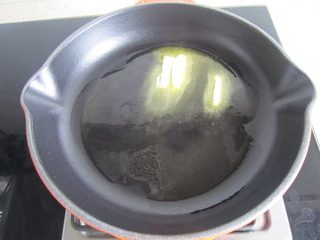泡椒芝士焗青口贝,平底锅烧热,下入一块<a style='color:red;display:inline-block;' href='/shicai/ 887'>黄油</a>。