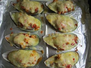 泡椒芝士焗青口贝,烤箱预热180度,烤10分钟左右。