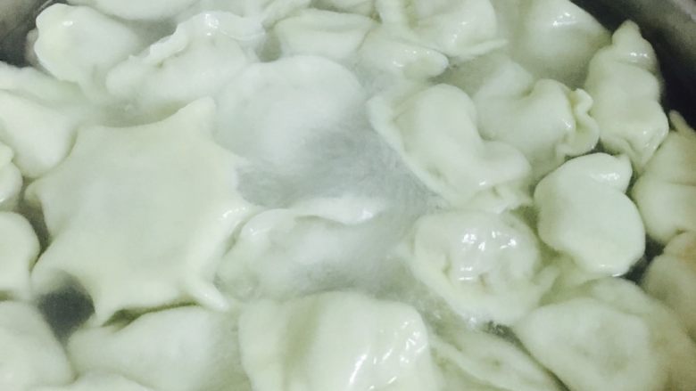 羊肉胡萝卜饺子,水开了下入饺子,变大飘起来即可