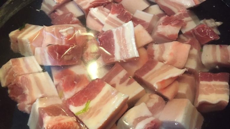 东北乱炖,如图冷水入锅焯去血沫,沥干水分,用温水洗净肉上面的浮末