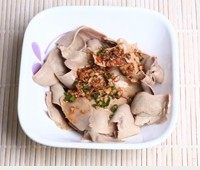 麻辣腰片,控干后倒入碗中倒入调好的调味汁。 加入鲜麻椒、红椒丝拌匀。