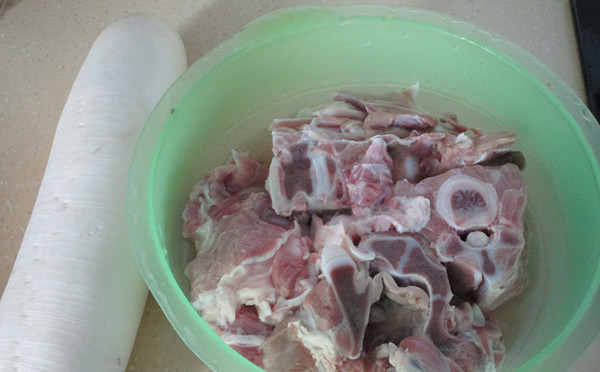 牛肉筋炖萝卜,准备<a style='color:red;display:inline-block;' href='/shicai/ 26'>白萝卜</a>,牛肉筋和骨头一起用清水泡清血水后洗净