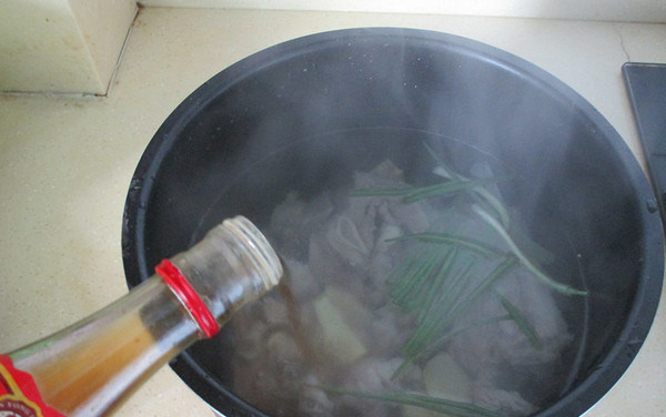 牛肉筋炖萝卜,之后倒入高压锅内,加入开水,再把小葱和姜片,料酒加入