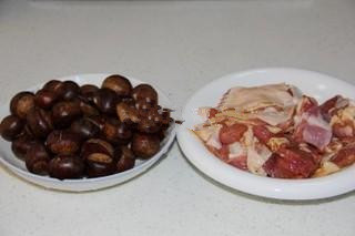 干锅羊肉,准备好<a style='color:red;display:inline-block;' href='/shicai/ 667'>栗子</a>和<a style='color:red;display:inline-block;' href='/shicai/ 329'>羊肉</a>，<a style='color:red;display:inline-block;' href='/shicai/ 329'>羊肉</a>切块