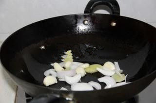 干锅羊肉,锅烧热，下油和<a style='color:red;display:inline-block;' href='/shicai/ 2795'>蒜头</a>，<a style='color:red;display:inline-block;' href='/shicai/ 37'>姜</a>片，<a style='color:red;display:inline-block;' href='/shicai/ 29'>洋葱</a>炒香