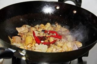 干锅羊肉,加入<a style='color:red;display:inline-block;' href='/shicai/ 695'>八角</a>，<a style='color:red;display:inline-block;' href='/shicai/ 700'>花椒</a>，<a style='color:red;display:inline-block;' href='/shicai/ 741'>香叶</a>，<a style='color:red;display:inline-block;' href='/shicai/ 762'>老抽</a>，<a style='color:red;display:inline-block;' href='/shicai/ 721'>蚝油</a>，<a style='color:red;display:inline-block;' href='/shicai/ 705'>豆瓣酱</a>，<a style='color:red;display:inline-block;' href='/shicai/ 86464'>干红辣椒</a>，<a style='color:red;display:inline-block;' href='/shicai/ 866'>冰糖</a>炒匀