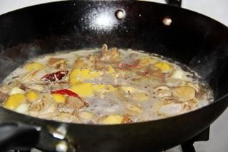 干锅羊肉,加入栗子，水，水没过食材小火炖煮1小时