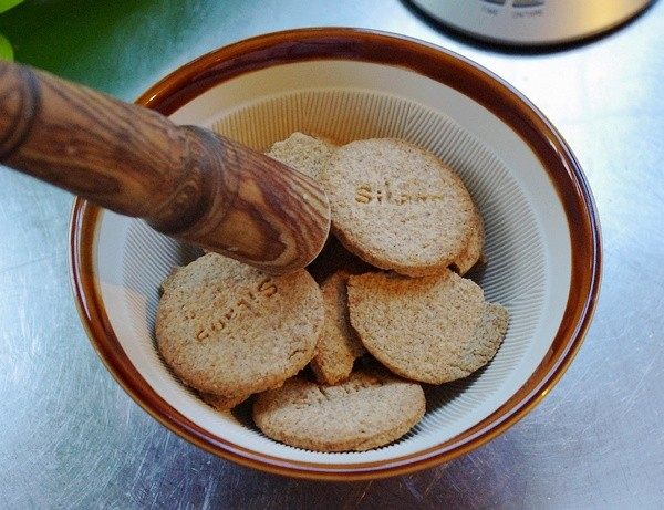 芝士蛋糕,把饼干压碎,用擀面杖也可以,或者在钵里面敲碎什么的。