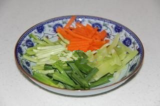 干锅羊肉,<a style='color:red;display:inline-block;' href='/shicai/ 25'>胡萝卜</a>，<a style='color:red;display:inline-block;' href='/shicai/ 124'>莴笋</a>切丝，<a style='color:red;display:inline-block;' href='/shicai/ 125'>芹菜</a>和<a style='color:red;display:inline-block;' href='/shicai/ 3348'>青蒜</a>切段备用