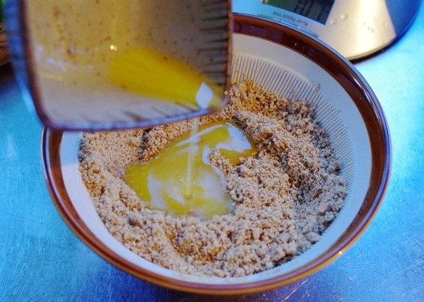 芝士蛋糕,融化的黄油加入敲碎的饼干里面,搅拌!