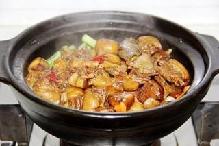 干锅羊肉,羊肉炖栗子至汤汁浓稠后，取砂锅，放入备好的胡萝卜莴笋丝和芹菜青蒜段，再将炖好的羊肉栗子倒入砂锅中，煮五分钟即可拌匀盛出