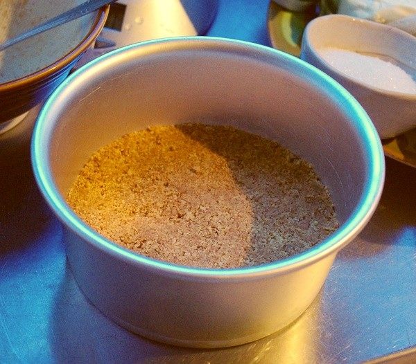 芝士蛋糕,把步骤4的东西放进模具,用杯底或者什么平的东西压紧实,压平。放进冷藏室,待用。