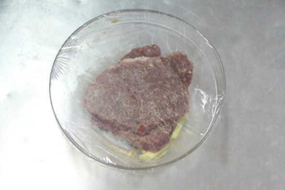 红酒烤牛排,撒些黑胡椒粉在牛排两面,再涂上<a style='color:red;display:inline-block;' href='/shicai/ 887'>黄油</a>、食盐,按摩一下,腌制30分钟左右