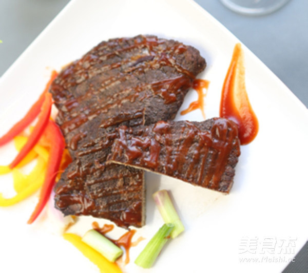 红酒烤牛排,牛排出炉后,把热好的红酒浇在牛排上即可