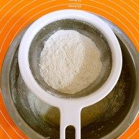 奶酪饼干,过筛加入低粉和盐,用刮刀拌成面团
