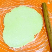 奶酪饼干,面团盖保鲜袋,用擀面杖擀成约3mm厚。