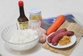 爽食寿司卷,准备材料;将熟米饭稍降温到温热状态;饭要烧得比较硬一些。