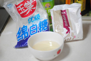 爽食寿司卷,如果没有寿司醋,可以自己调兑,将3匙白醋+2匙白糖+ 一点儿盐,调匀。此比例可根据自己口味调整;寿司醋与饭的比例大约是1:6。