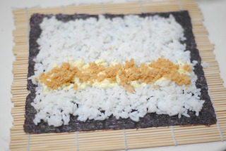 爽食寿司卷,在米饭上铺上沙拉酱,撒上<a style='color:red;display:inline-block;' href='/shicai/ 432'>肉松</a>。