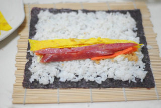 爽食寿司卷,再加上<a style='color:red;display:inline-block;' href='/shicai/ 9'>鸡蛋</a>皮、<a style='color:red;display:inline-block;' href='/shicai/ 25'>胡萝卜</a>、<a style='color:red;display:inline-block;' href='/shicai/ 425'>香肠</a>。