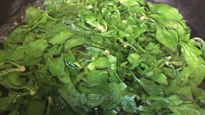 荠菜虾丸,荠菜洗净,用开水焯烫后捞出,冲清水后略挤水份;
