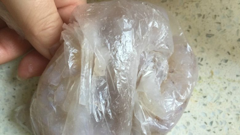 荠菜虾丸,大保鲜袋(加厚型为佳)沾湿清水后(这样防止虾泥过多粘在袋子上),装入虾泥,捏紧口后,轻轻在桌上摔打二十下(不在太用力,小心袋子破掉);或直接用手拿起,摔打在砧板上;