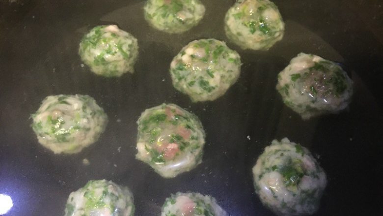 荠菜虾丸,锅中鸡汤(或骨汤或开水)煮沸,转小火,双手沾清水,将馅团成小丸子后,轻放入汤中;