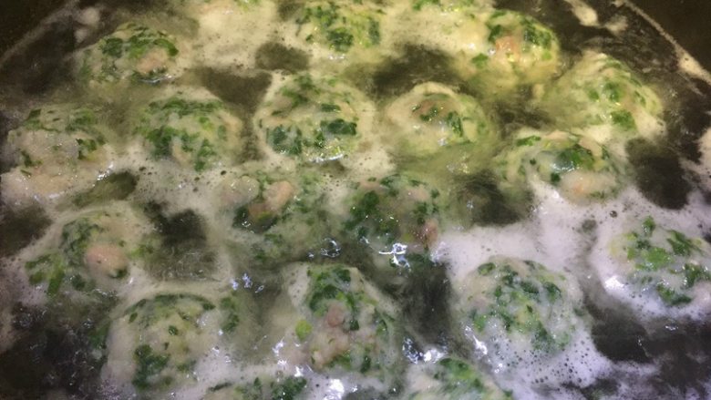 荠菜虾丸,全部丸子下入后,转中火煮沸,约2分钟即可。