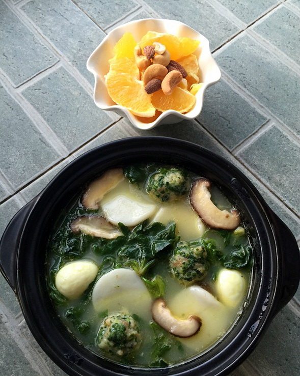 荠菜虾丸,直接吃或按喜欢好再加入焯煮后的荠菜叶、年糕、鹌鹑蛋、香菇片等,大功告成!