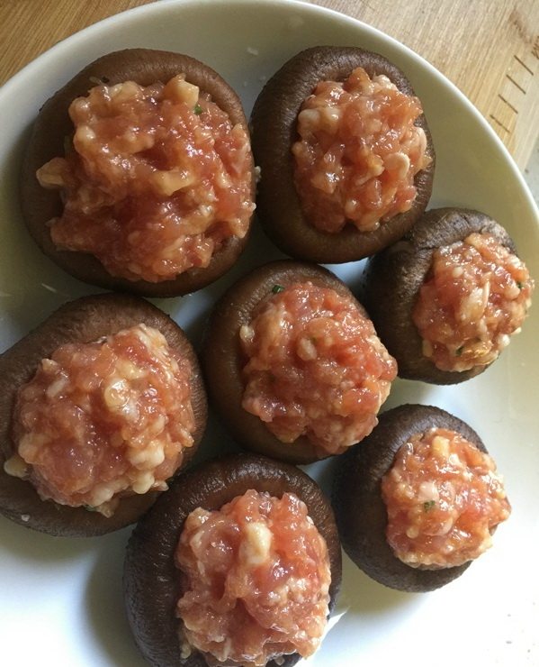 香菇遇上肉,香菇去柄,填入肉馅;
