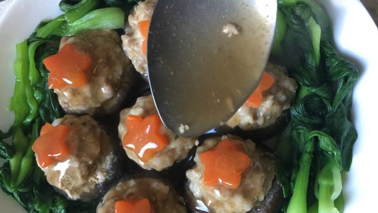 香菇遇上肉,一勺淀粉加少许清水调成淀粉水,汤中加少许盐调味,倒入淀粉水,粘稠后关火,淋于盘中即可。