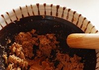 乡土料理冷汁,把味曽倒入磨钵与芝麻,鱼肉磨为一体~