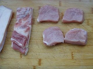 叉烧肉,将里脊肉切成2厘米左右厚的大片，五花肉去掉肥膘部分。